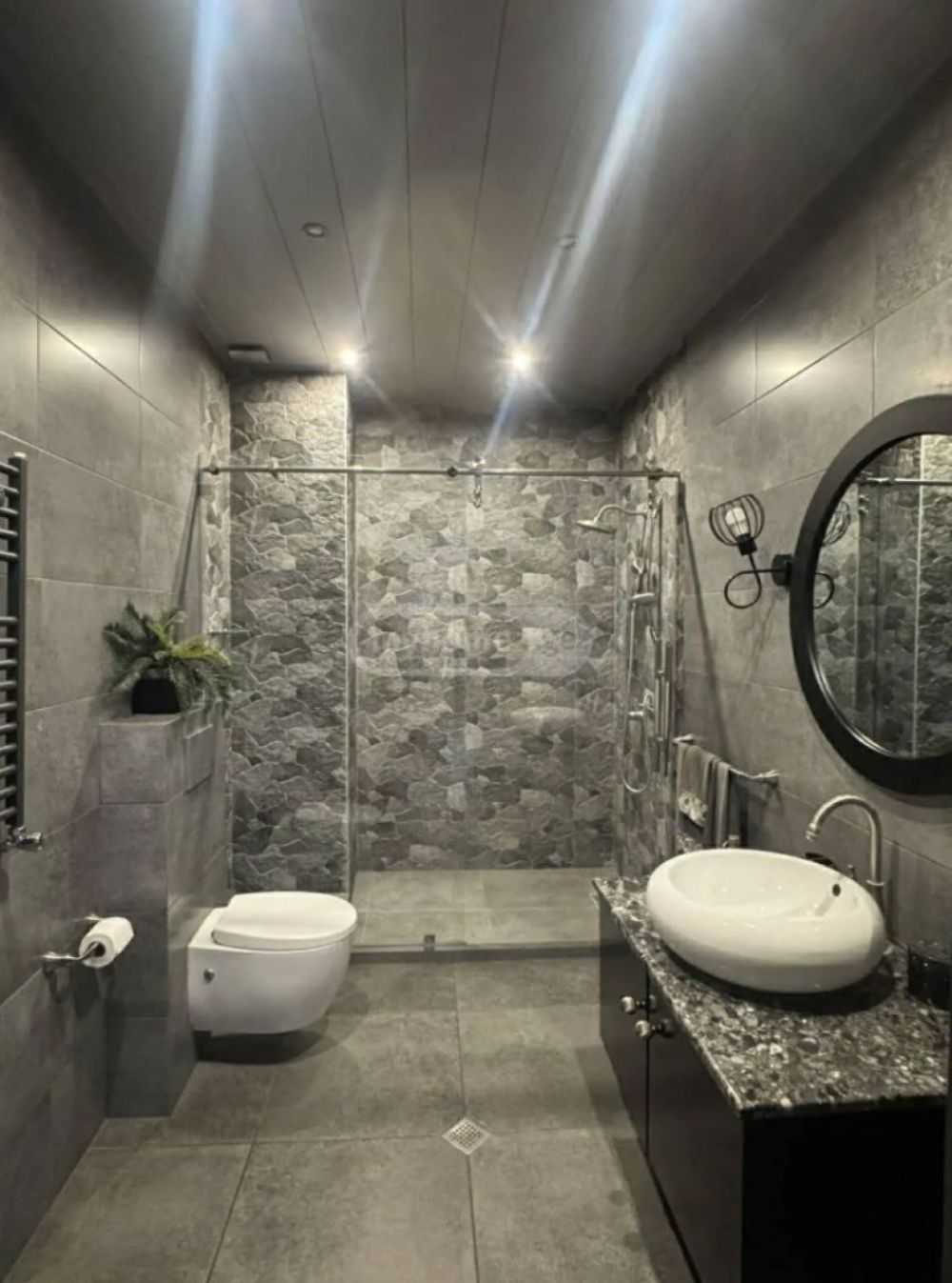 იყიდება 2 ოთახიანი ბინა ვაკეში